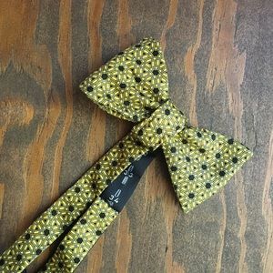 Adjustable bow tie